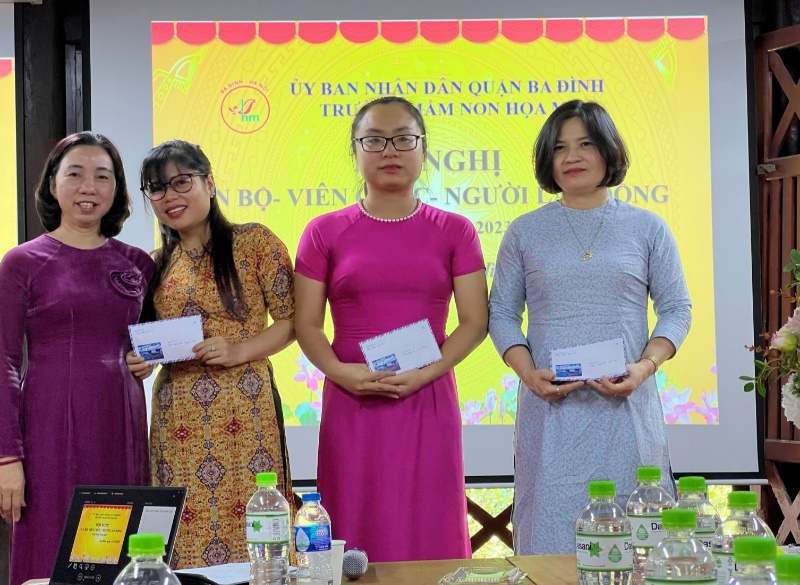 C:\Users\PC-HOME\Desktop\Trao giải CNTT 1.jpg