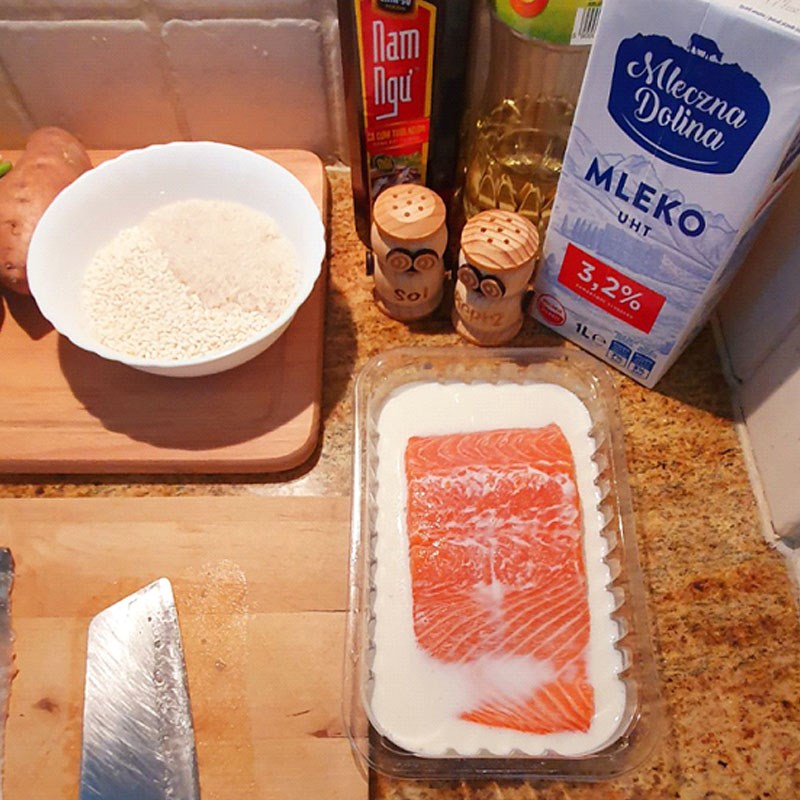 Bước 1 Sơ chế các nguyên liệu Cháo cá hồi khoai lang