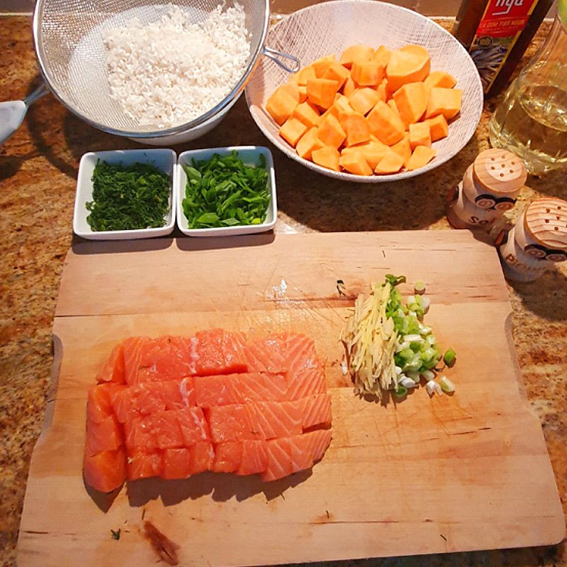 Bước 1 Sơ chế các nguyên liệu Cháo cá hồi khoai lang