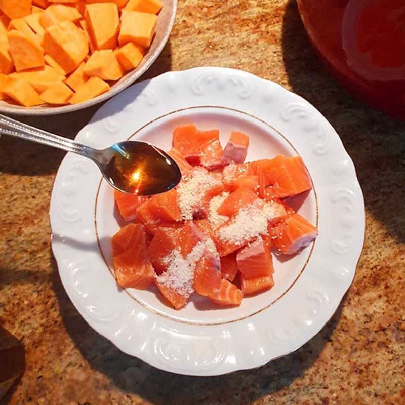 Bước 2 Ướp cá hồi Cháo cá hồi khoai lang