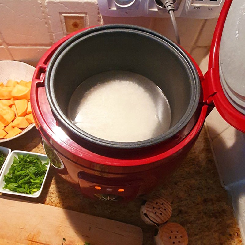 Bước 3 Nấu cháo Cháo cá hồi khoai lang