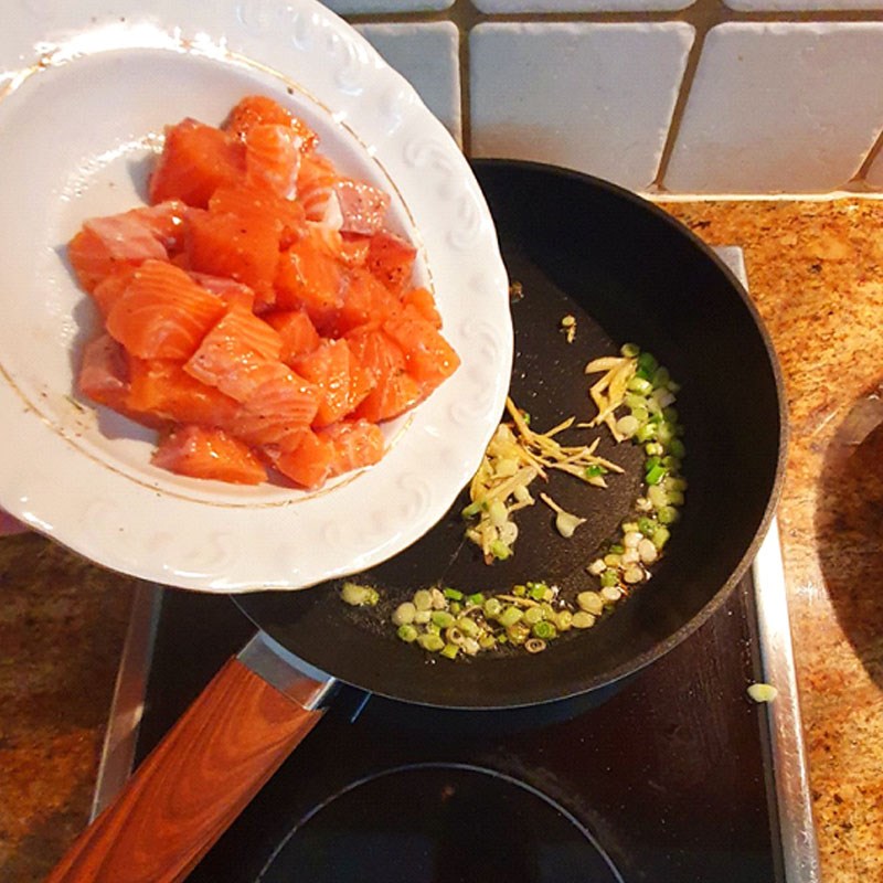 Bước 4 Xào cá hồi Cháo cá hồi khoai lang