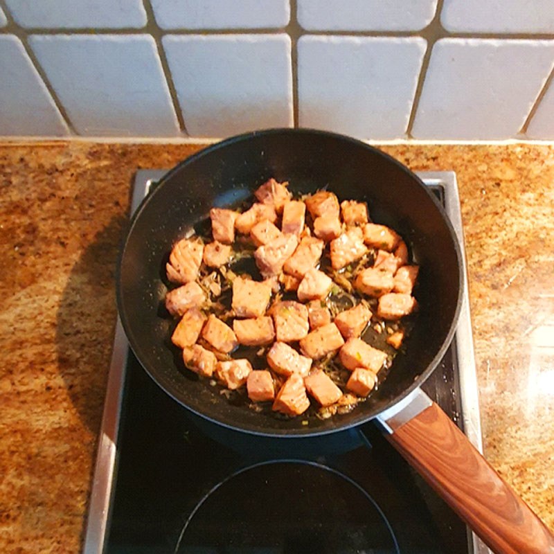 Bước 4 Xào cá hồi Cháo cá hồi khoai lang