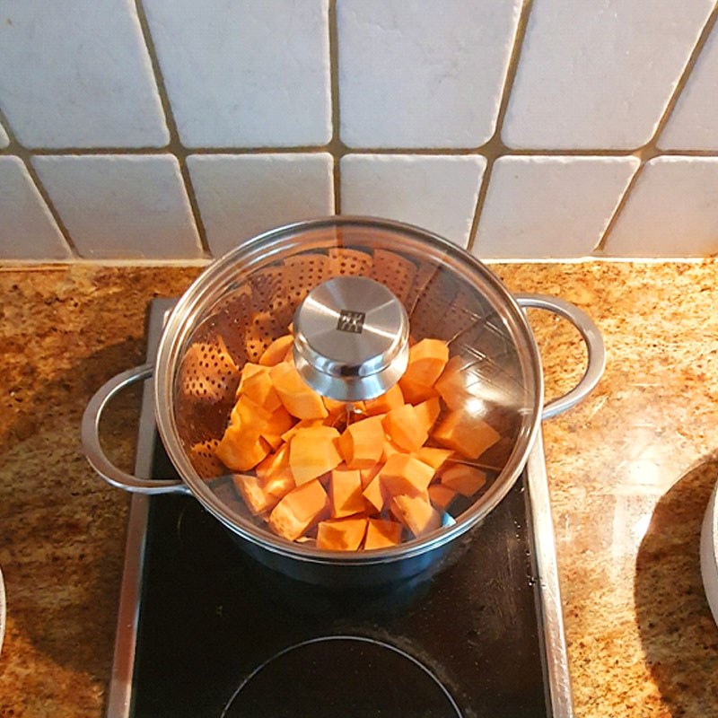 Bước 5 Hấp khoai lang Cháo cá hồi khoai lang