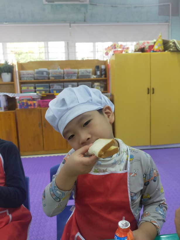 C:\Users\Administrator\Desktop\Ảnh A1 22-23\bánh mì bơ\z3871632206734_8fab43cdfe8b15f422e5f3fe2a07314d.jpg