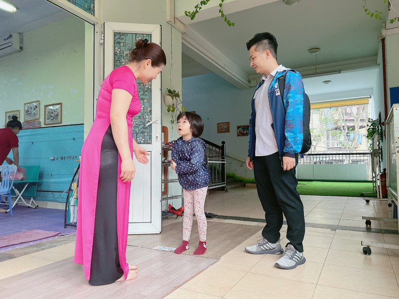 C:\Users\H2\Desktop\A4 đón trẻ.jpg