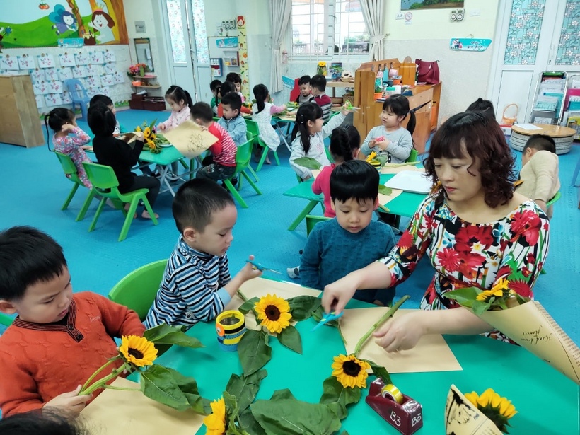 H:\Ảnh áo dài\Thúy anh dạy gói hoa.jpg