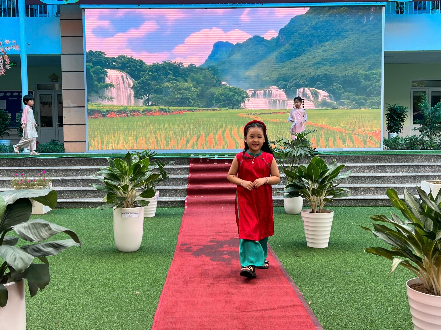 C:\Users\PC\Downloads\áo dài 1.jpg