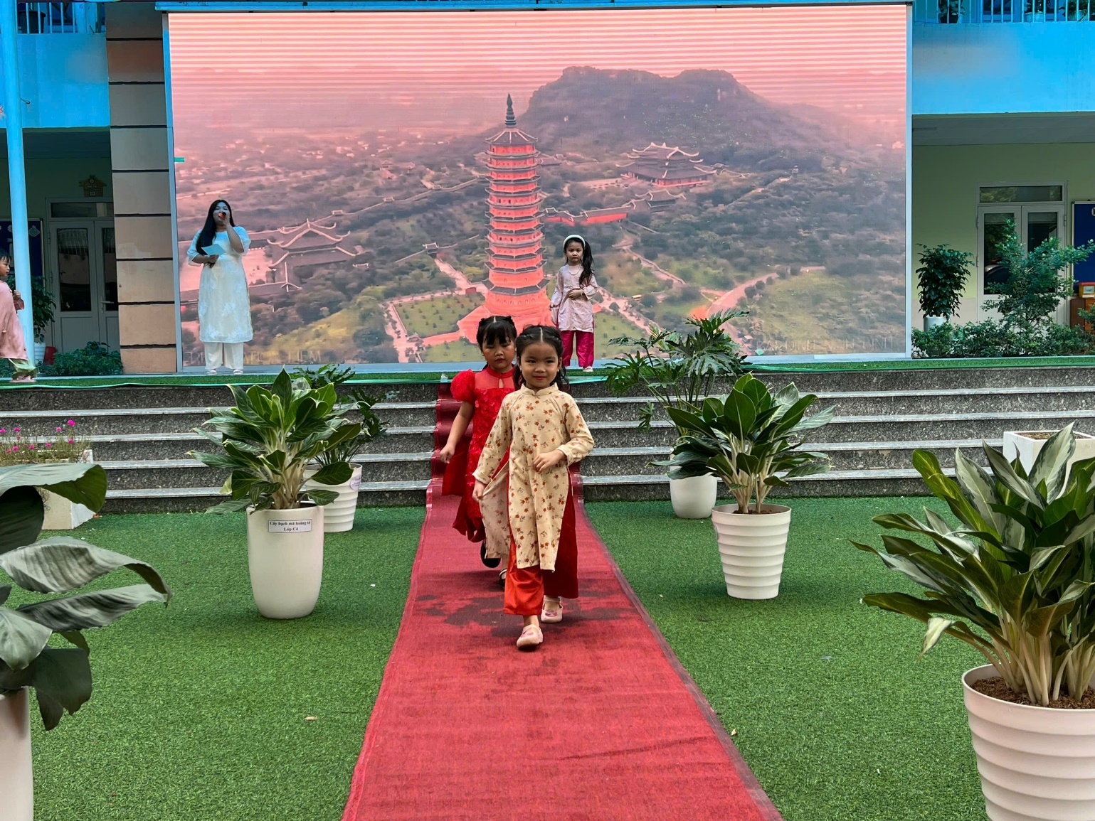 C:\Users\PC\Downloads\áo dài 2.jpg