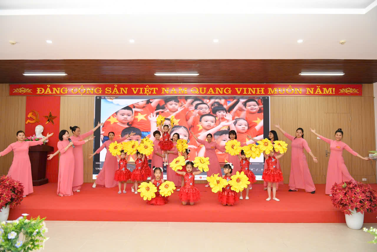 A group of people on a stage
Description automatically generated