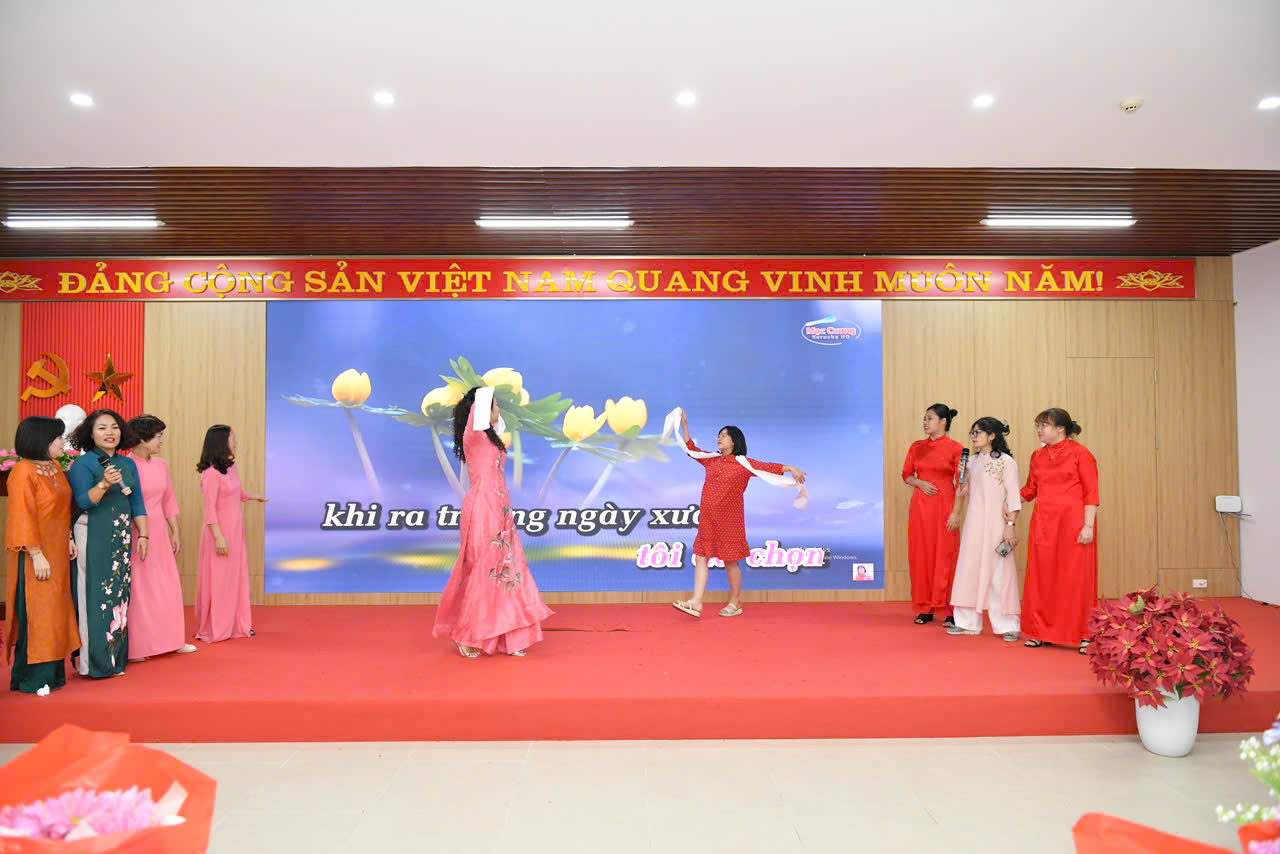 A group of women on a stage
Description automatically generated