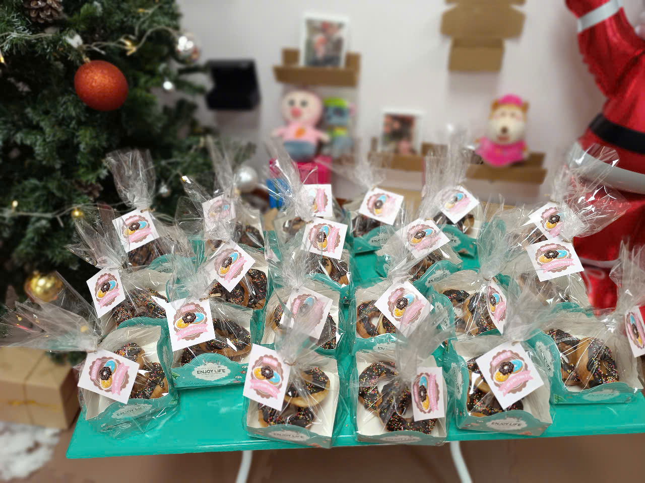 A table with a group of small bags of chocolates
Description automatically generated with medium confidence