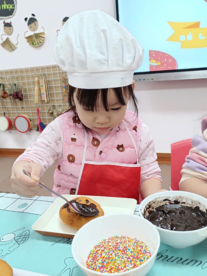 A child in a chef hat and apron

Description automatically generated