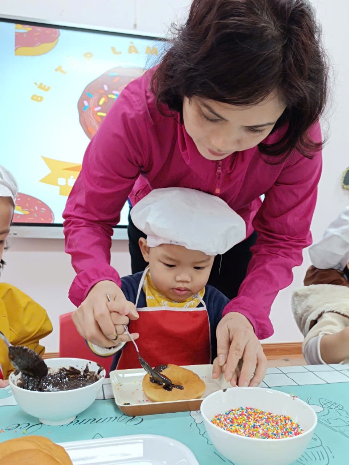 A person and child in a kitchen

Description automatically generated