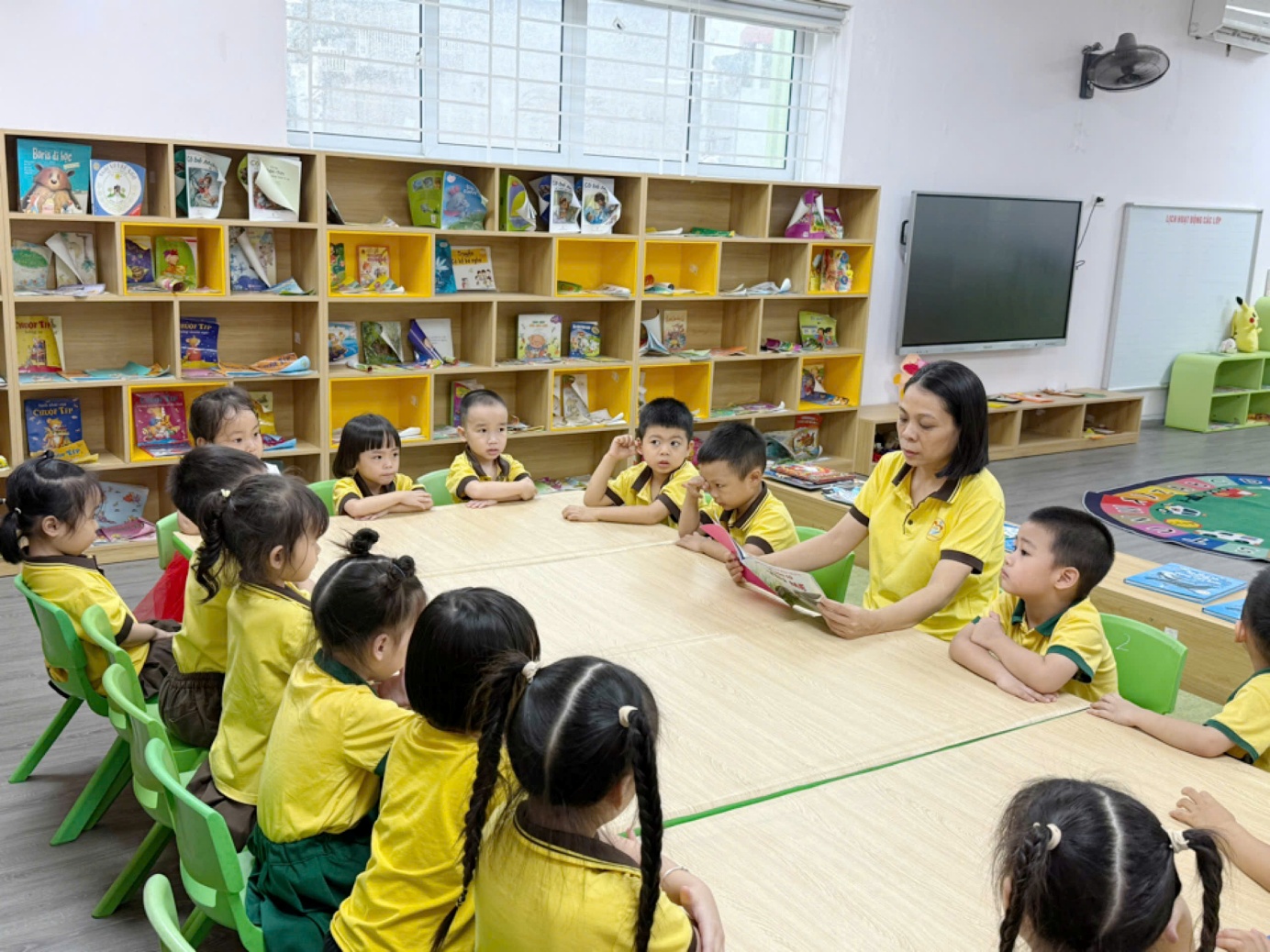 Ảnh có chứa trong nhà, Giáo dục, trang phục, Trường công
Nội dung do AI tạo ra có thể không chính xác.