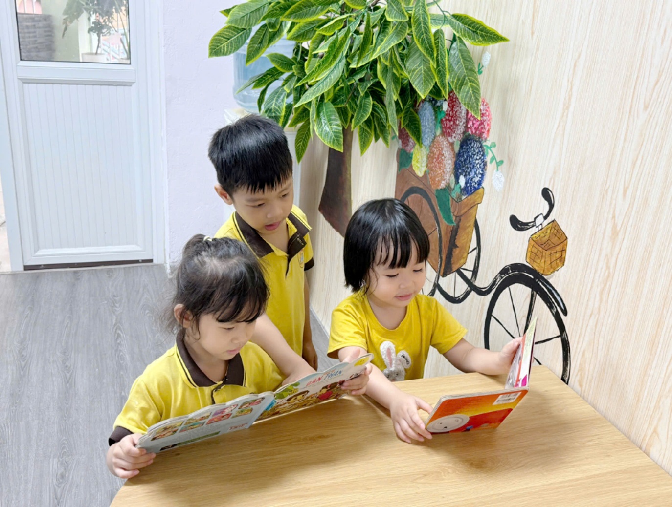 Ảnh có chứa trẻ tập đi, người, trang phục, Mặt người
Nội dung do AI tạo ra có thể không chính xác.