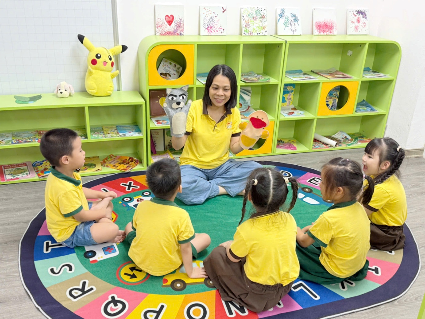 Ảnh có chứa trang phục, Mặt người, trong nhà, vui chơi
Nội dung do AI tạo ra có thể không chính xác.