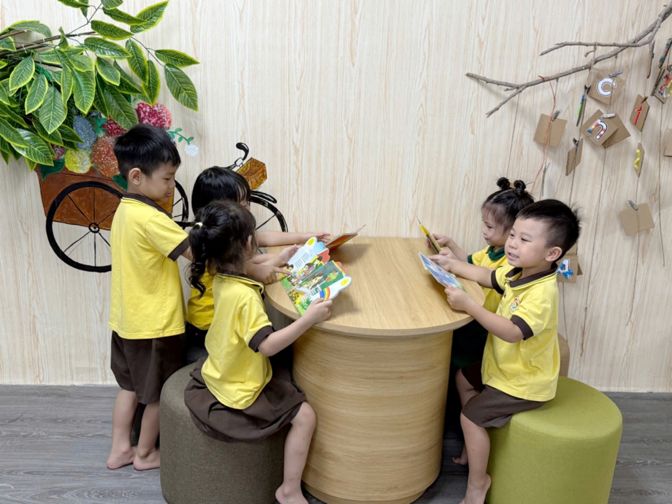 Ảnh có chứa trang phục, người, trẻ tập đi, cậu bé
Nội dung do AI tạo ra có thể không chính xác.