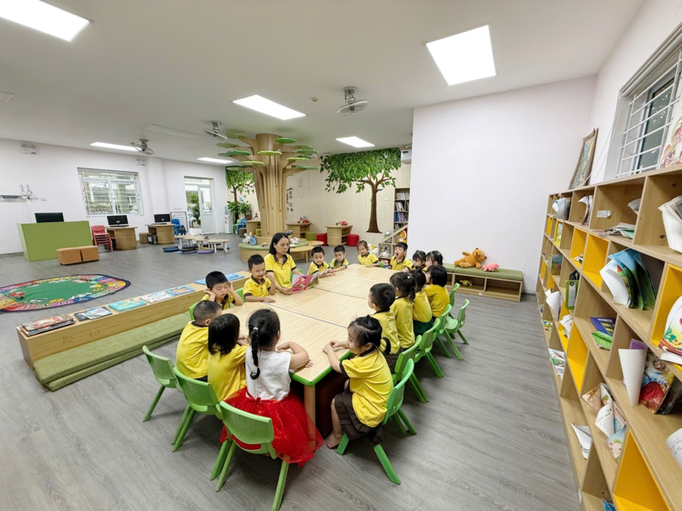 Ảnh có chứa trong nhà, đồ đạc, bàn, tường
Nội dung do AI tạo ra có thể không chính xác.