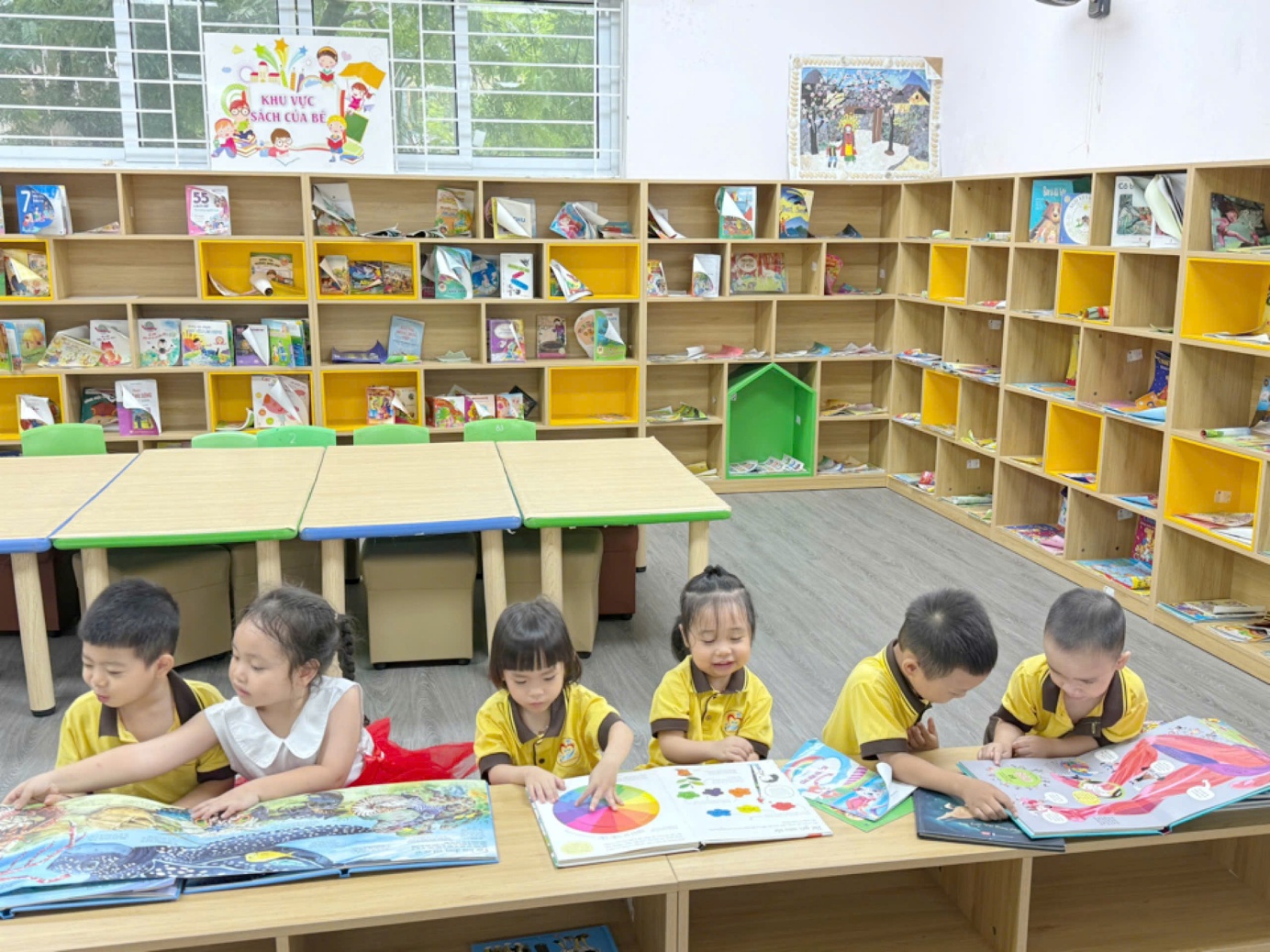 Ảnh có chứa trong nhà, Giáo dục, Trường công, cậu bé
Nội dung do AI tạo ra có thể không chính xác.