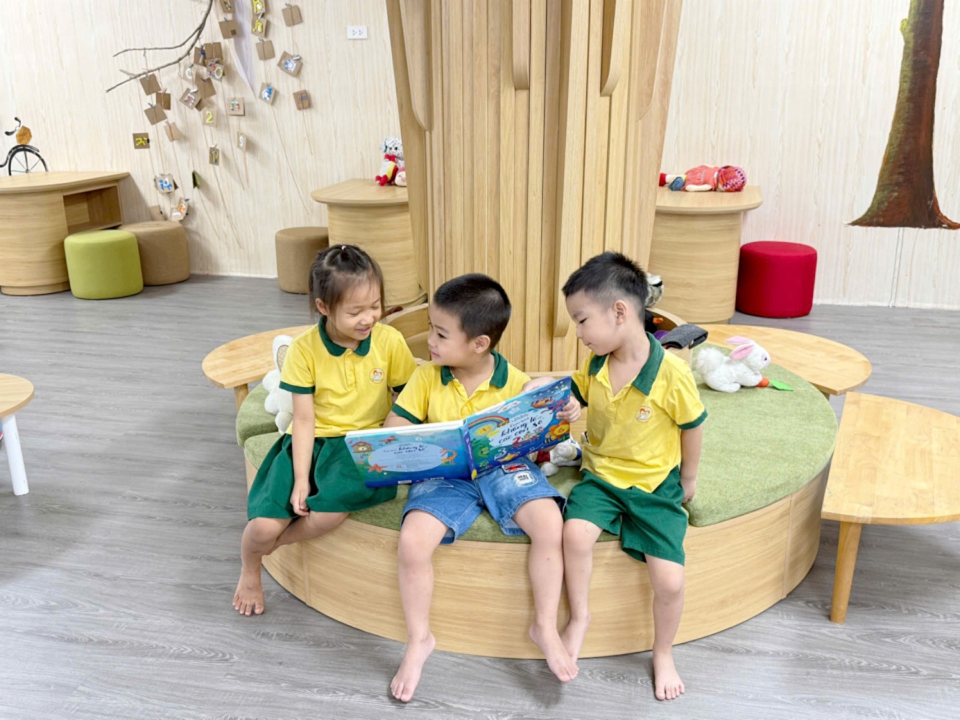 Ảnh có chứa người, trang phục, đồ đạc, trong nhà
Nội dung do AI tạo ra có thể không chính xác.