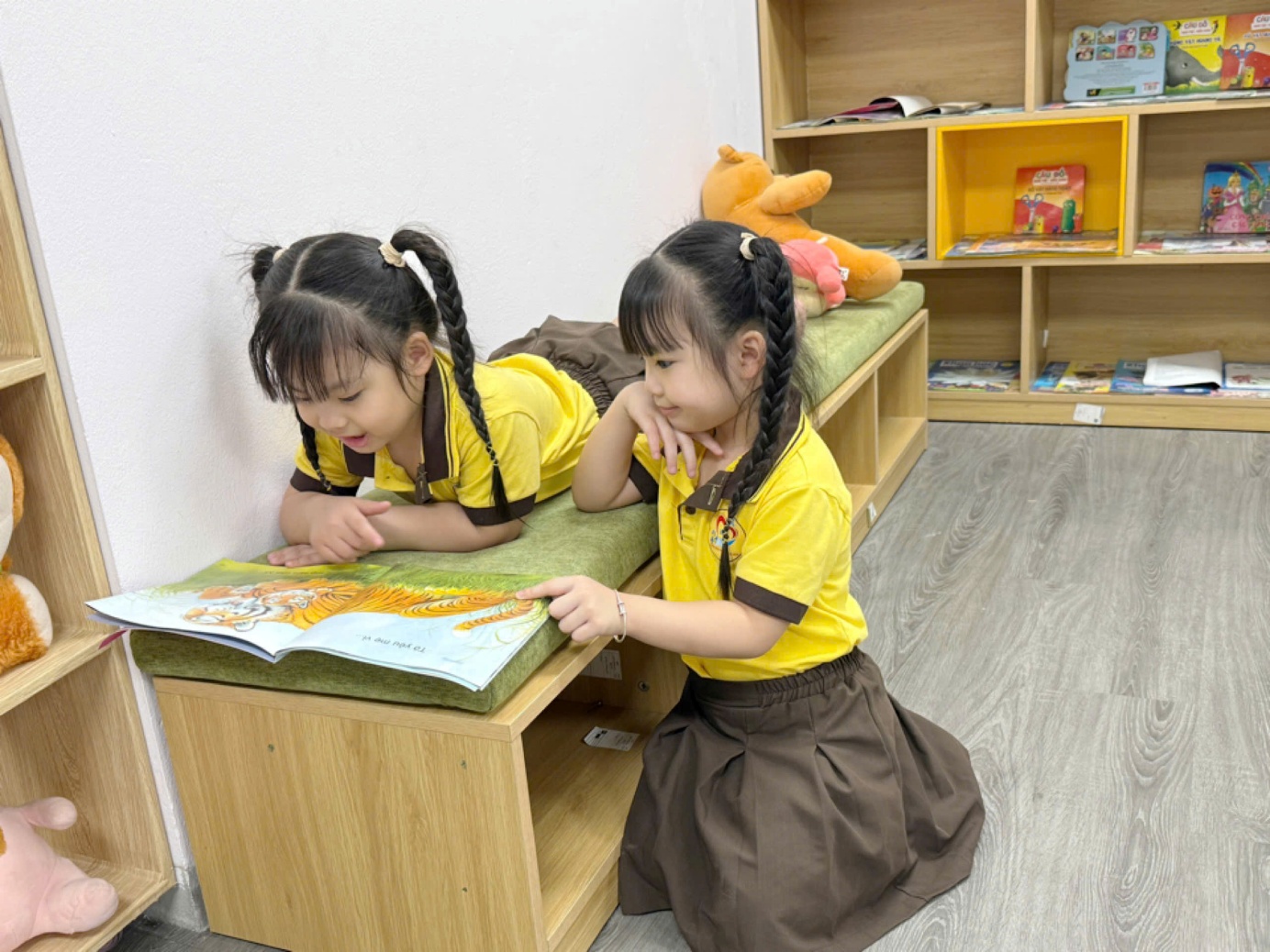 Ảnh có chứa trang phục, người, trong nhà, Học tập
Nội dung do AI tạo ra có thể không chính xác.