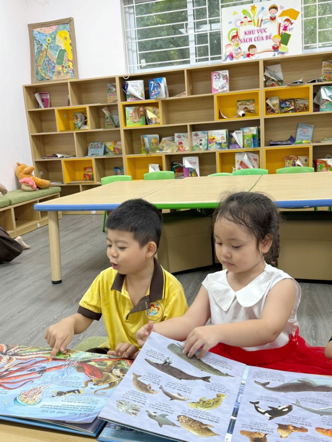 Ảnh có chứa trong nhà, trang phục, sách, trường học

Nội dung do AI tạo ra có thể không chính xác.