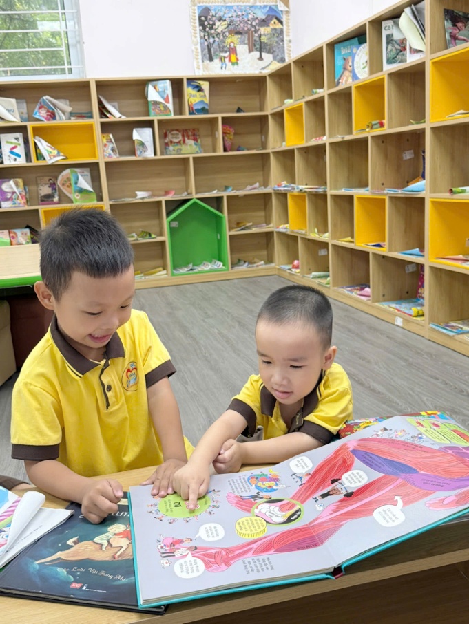 Ảnh có chứa trang phục, sách, Mặt người, người

Nội dung do AI tạo ra có thể không chính xác.