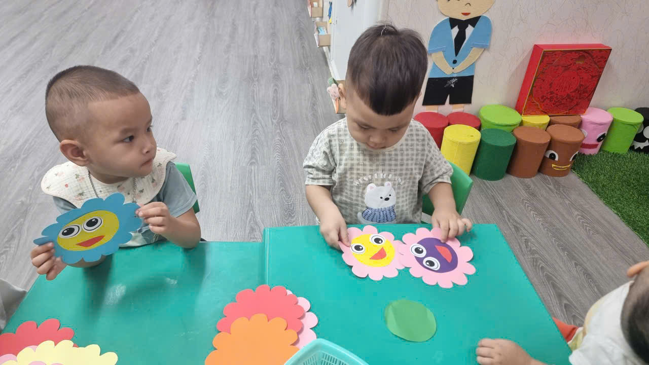 A group of children sitting at a table
AI-generated content may be incorrect.