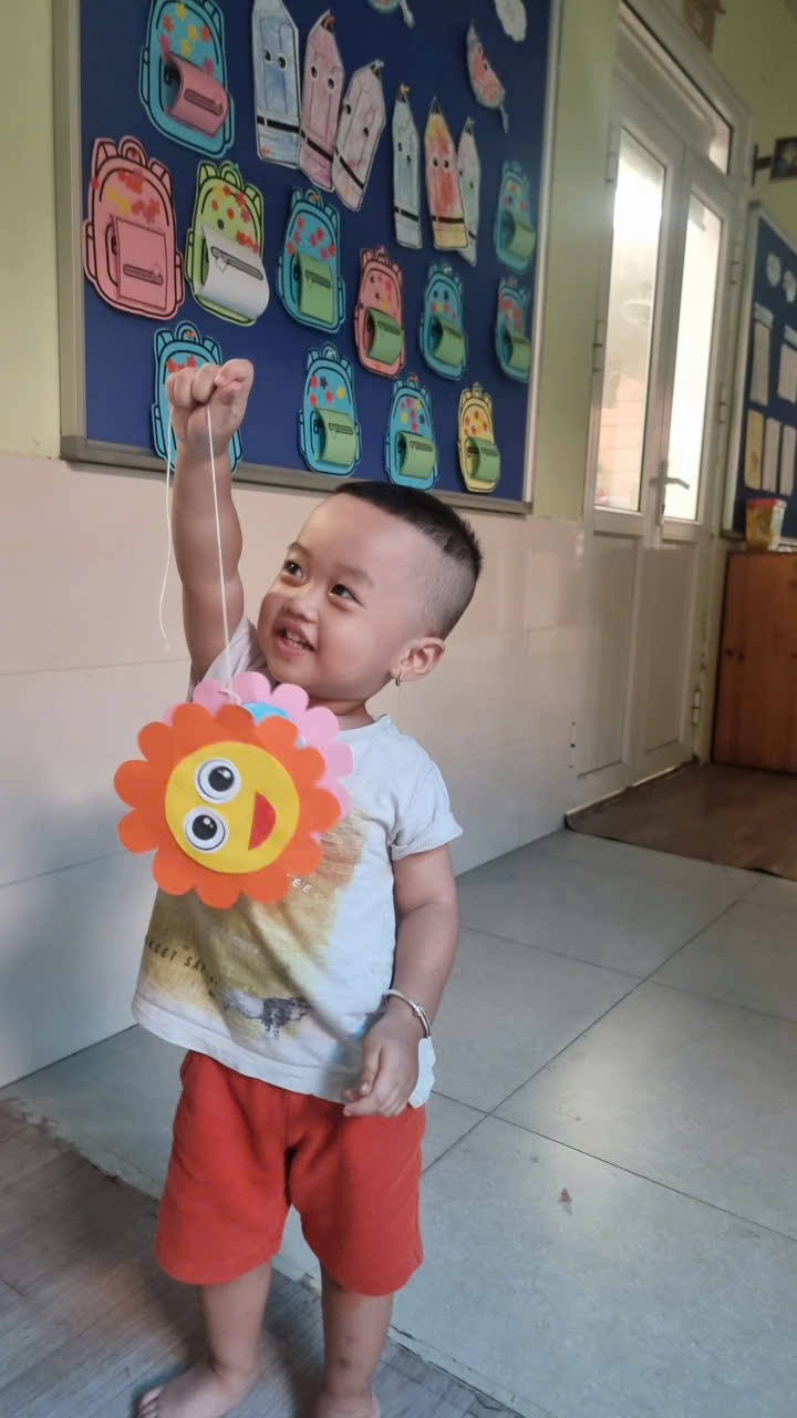 A child holding a toy
AI-generated content may be incorrect.