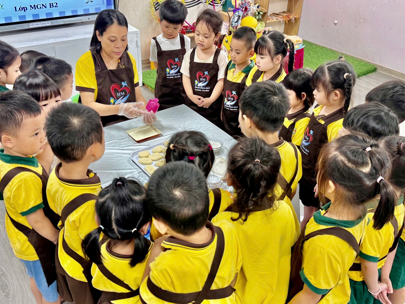 Ảnh có chứa trang phục, người, cô gái, nhóm
Nội dung do AI tạo ra có thể không chính xác.