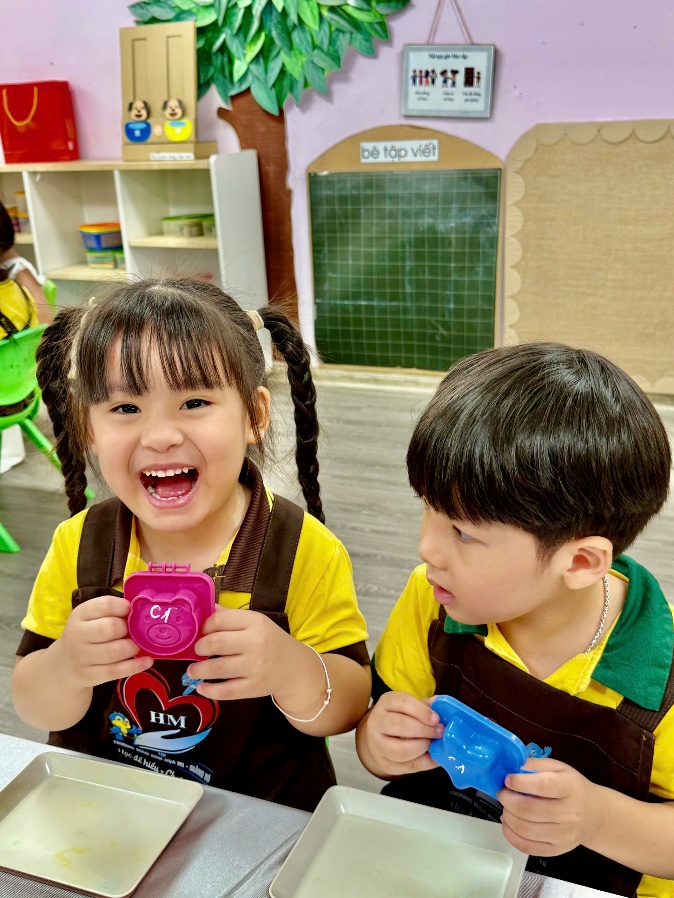 Ảnh có chứa Mặt người, trang phục, trẻ tập đi, người

Nội dung do AI tạo ra có thể không chính xác.