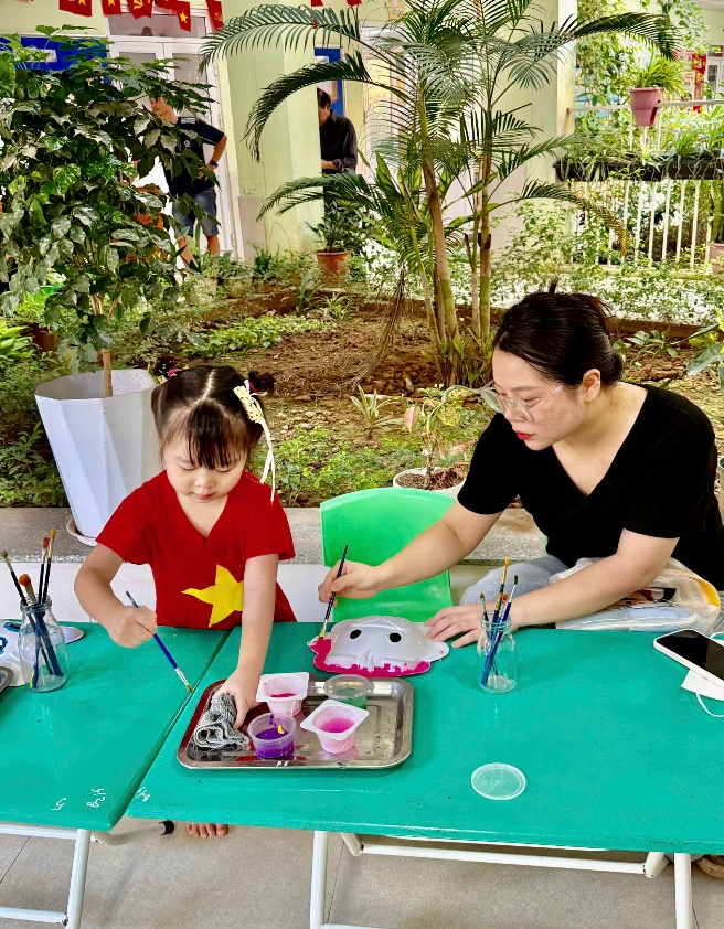 Ảnh có chứa trang phục, người, thực vật, bàn

Nội dung do AI tạo ra có thể không chính xác.