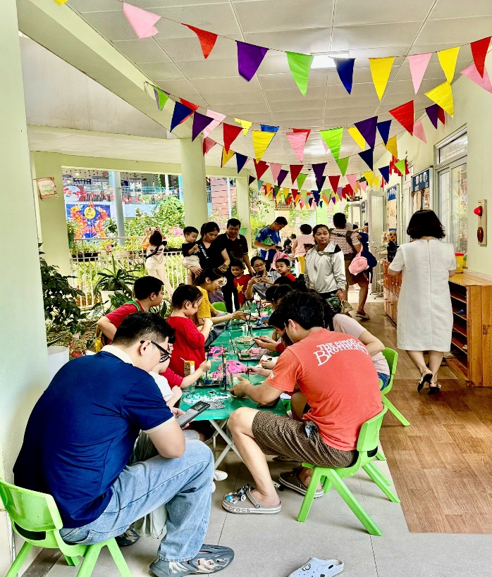 Ảnh có chứa trang phục, giày dép, người, đàn ông

Nội dung do AI tạo ra có thể không chính xác.