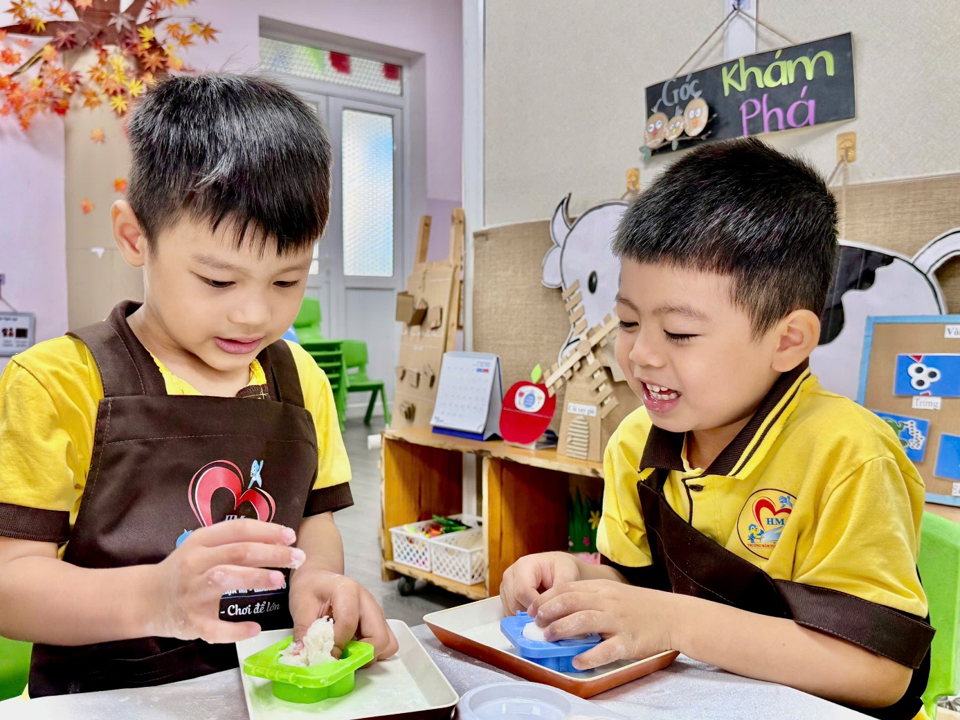 Ảnh có chứa người, trang phục, Mặt người, trong nhà
Nội dung do AI tạo ra có thể không chính xác.