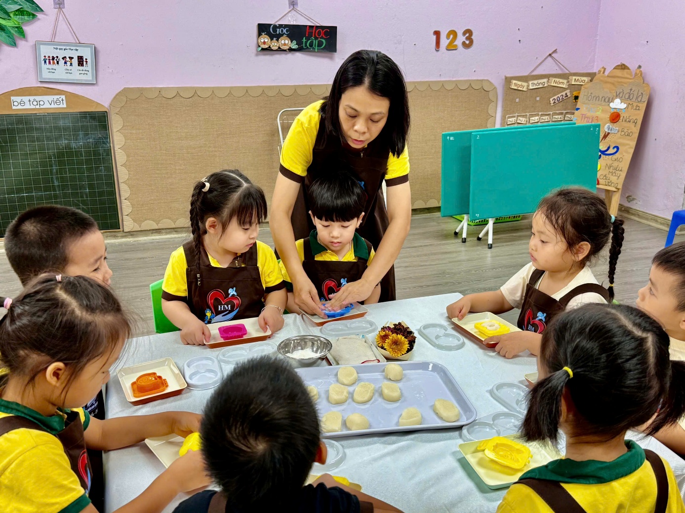 Ảnh có chứa trang phục, người, Mặt người, cậu bé
Nội dung do AI tạo ra có thể không chính xác.