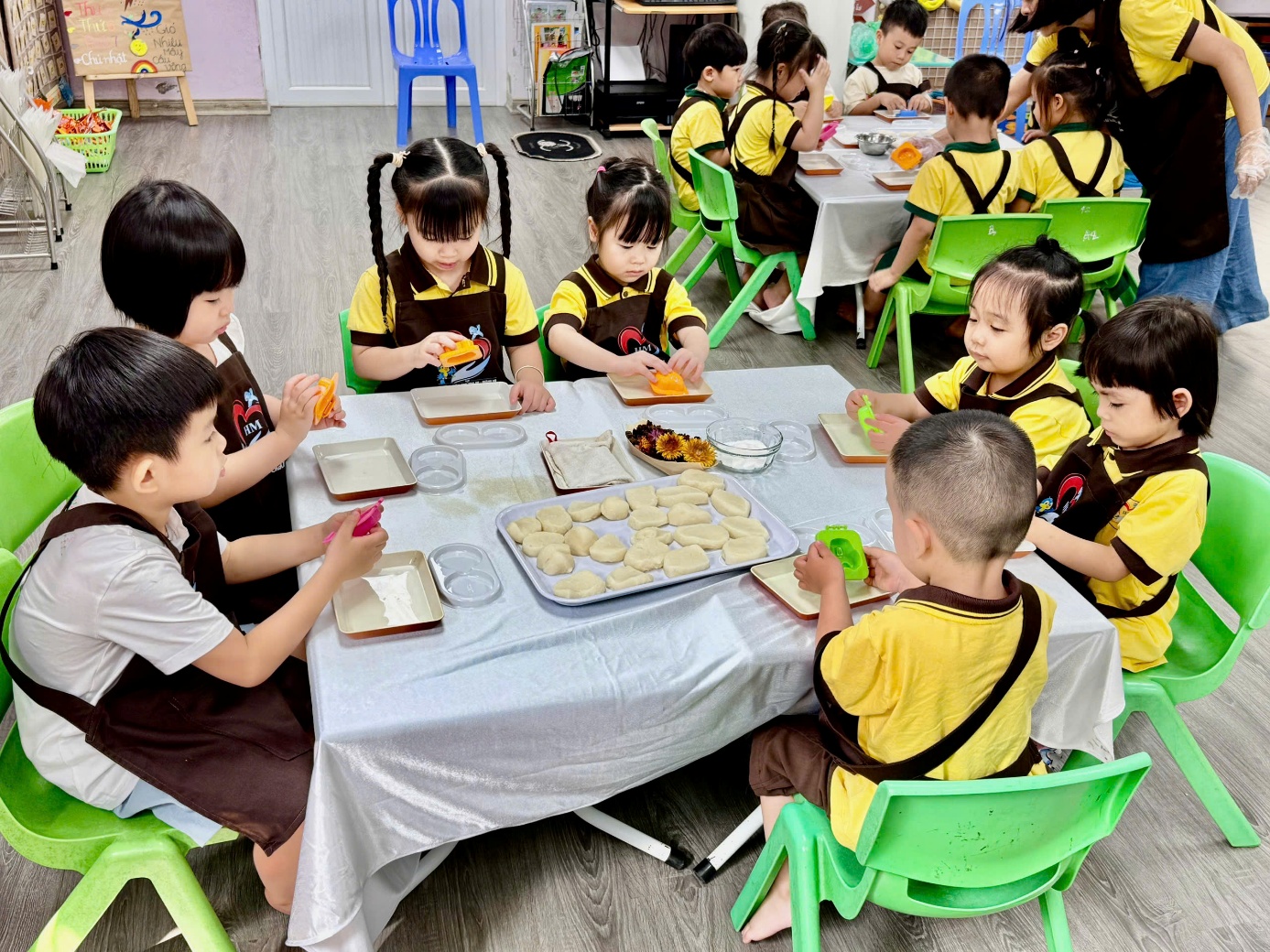 Ảnh có chứa trang phục, người, cậu bé, bàn
Nội dung do AI tạo ra có thể không chính xác.