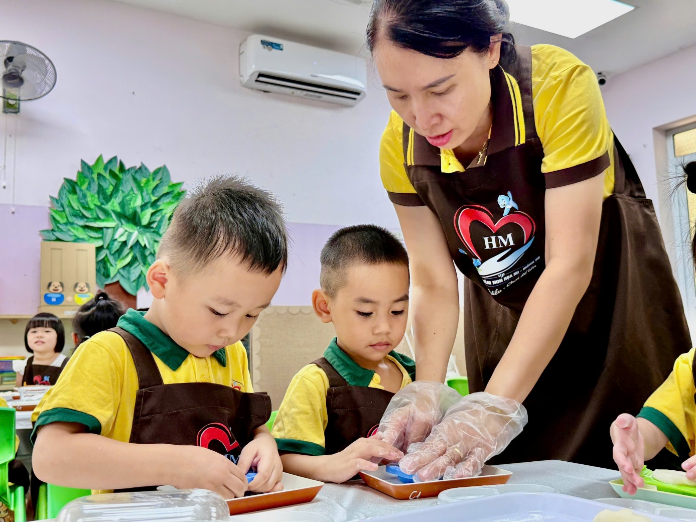 Ảnh có chứa trang phục, người, Mặt người, cậu bé
Nội dung do AI tạo ra có thể không chính xác.