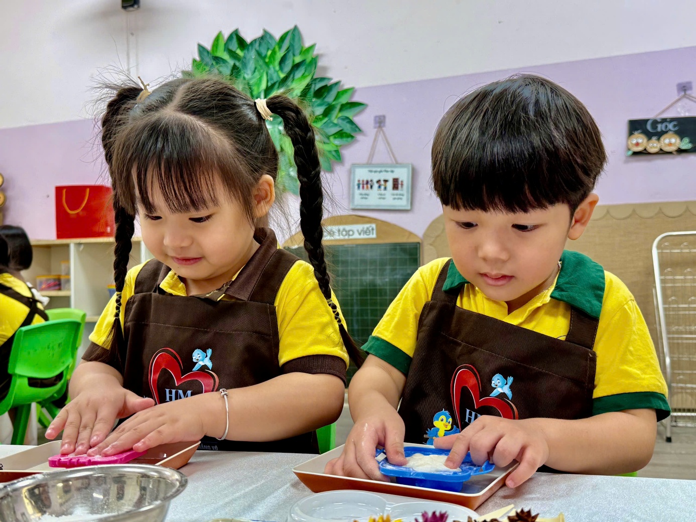 Ảnh có chứa người, trang phục, trẻ tập đi, Mặt người
Nội dung do AI tạo ra có thể không chính xác.