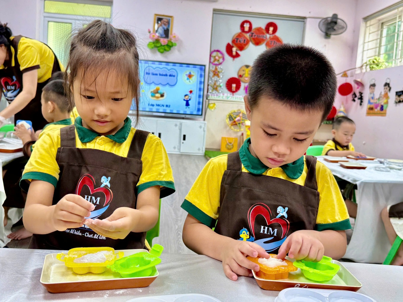 Ảnh có chứa người, trang phục, Mặt người, trẻ tập đi
Nội dung do AI tạo ra có thể không chính xác.