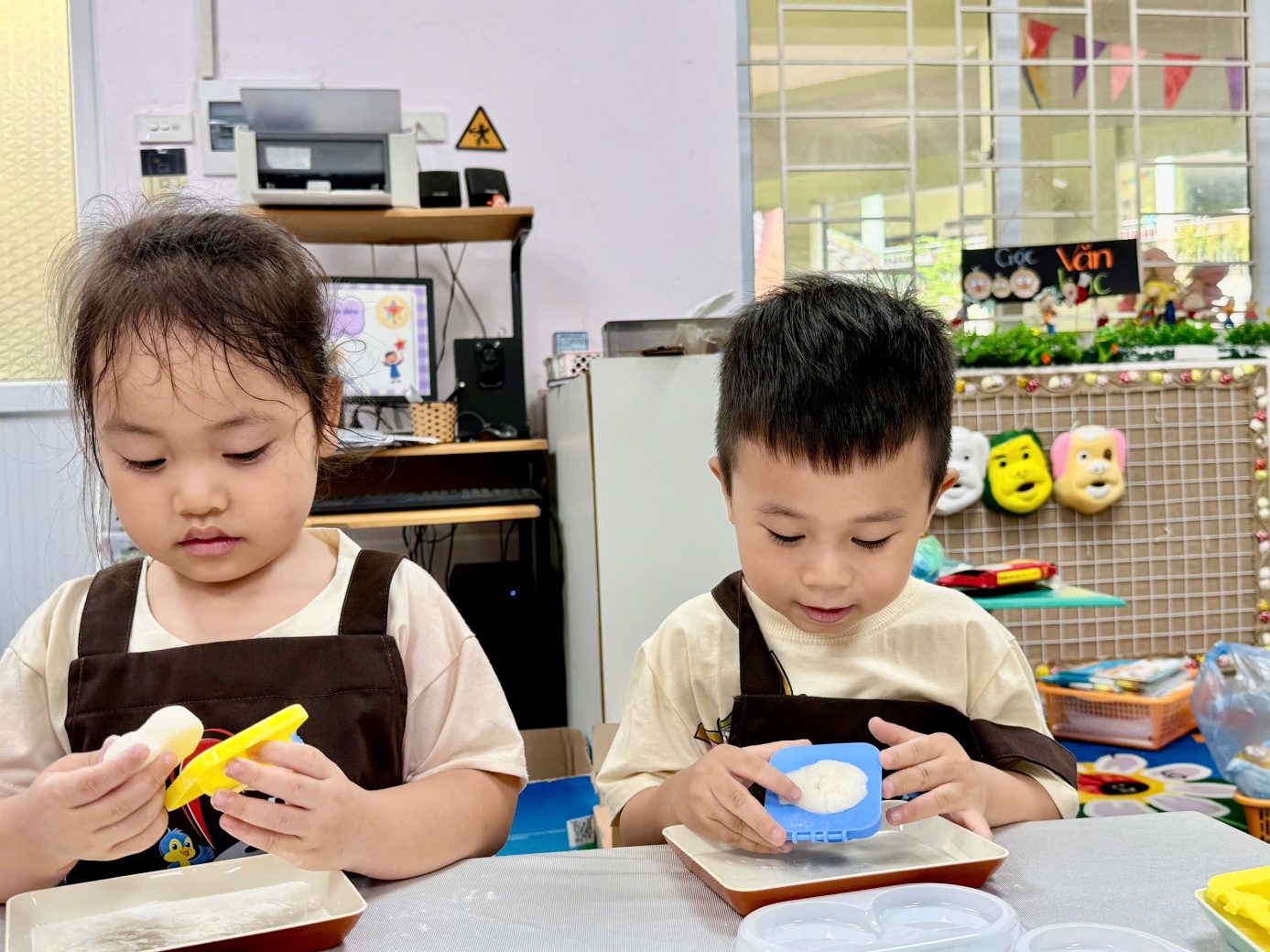 Ảnh có chứa trẻ tập đi, người, trong nhà, Mặt người
Nội dung do AI tạo ra có thể không chính xác.