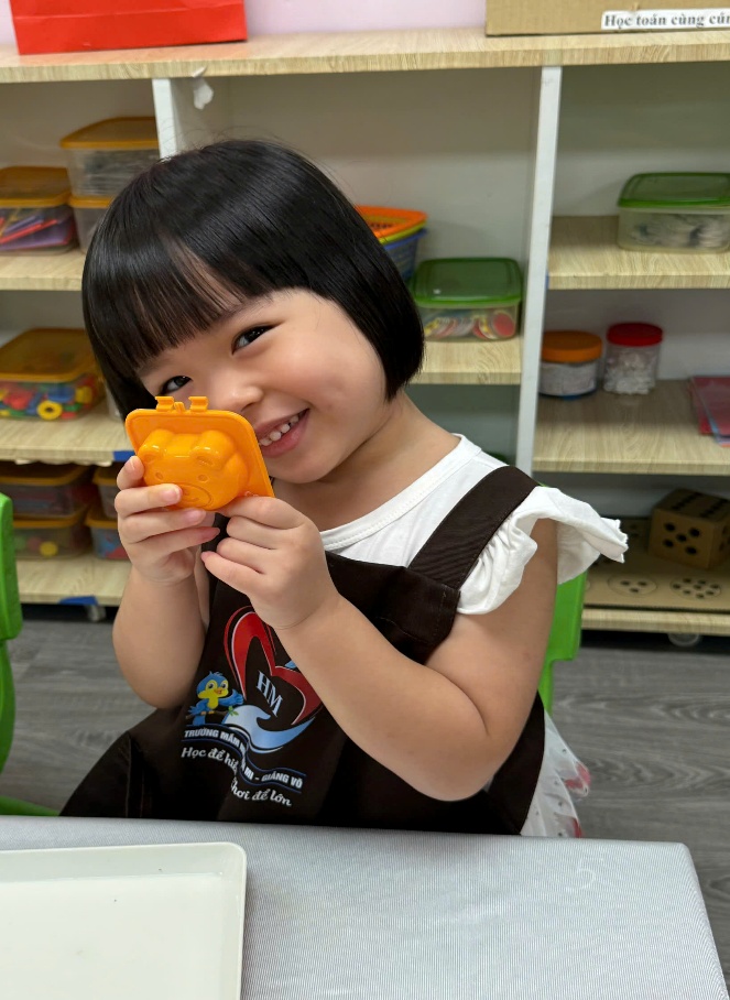 Ảnh có chứa người, Mặt người, trang phục, trong nhà

Nội dung do AI tạo ra có thể không chính xác.