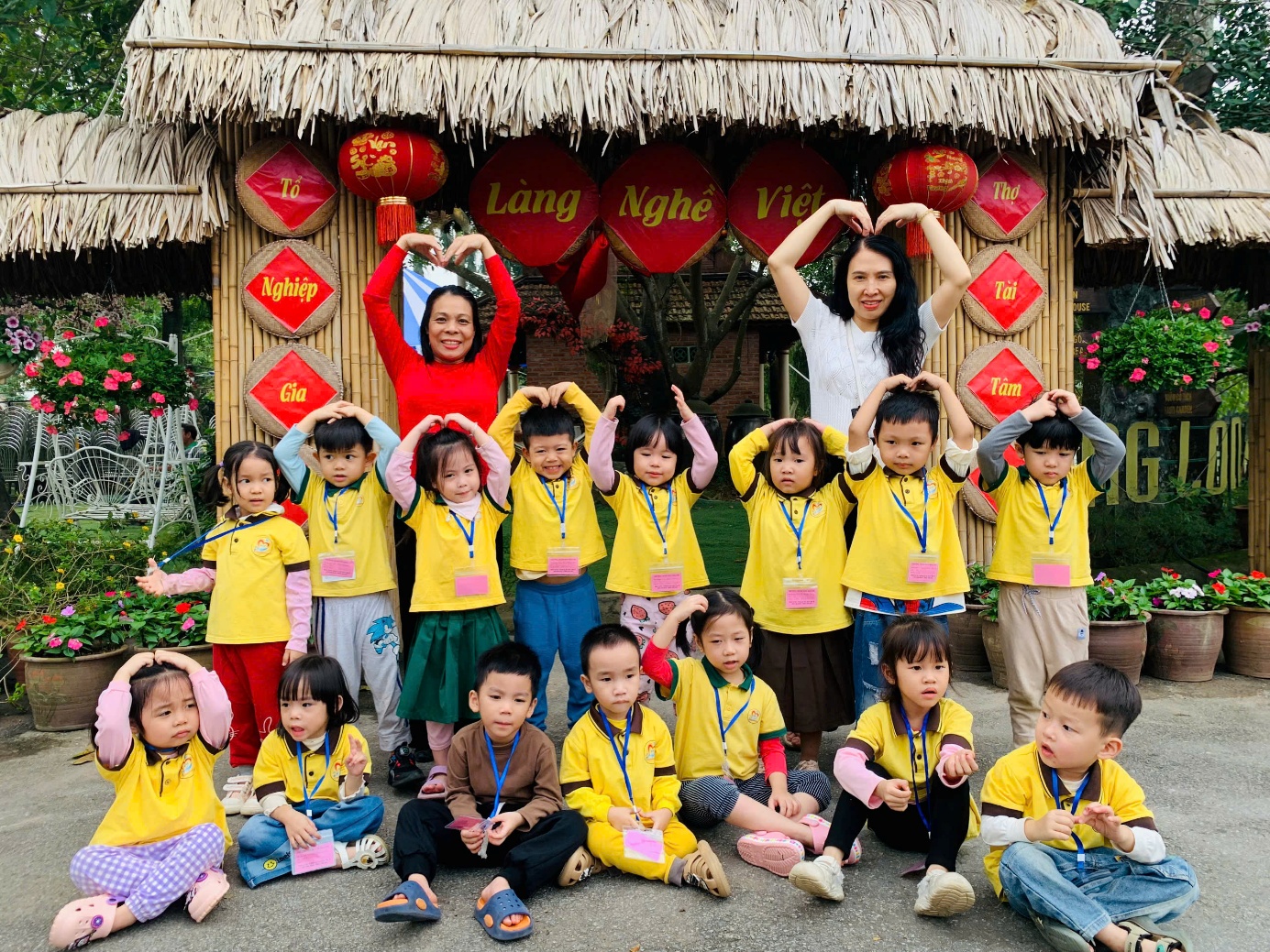 Ảnh có chứa trang phục, người, ngoài trời, cậu bé
Nội dung do AI tạo ra có thể không chính xác.