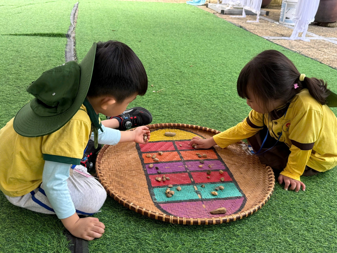 Ảnh có chứa cỏ, trang phục, trẻ tập đi, người
Nội dung do AI tạo ra có thể không chính xác.