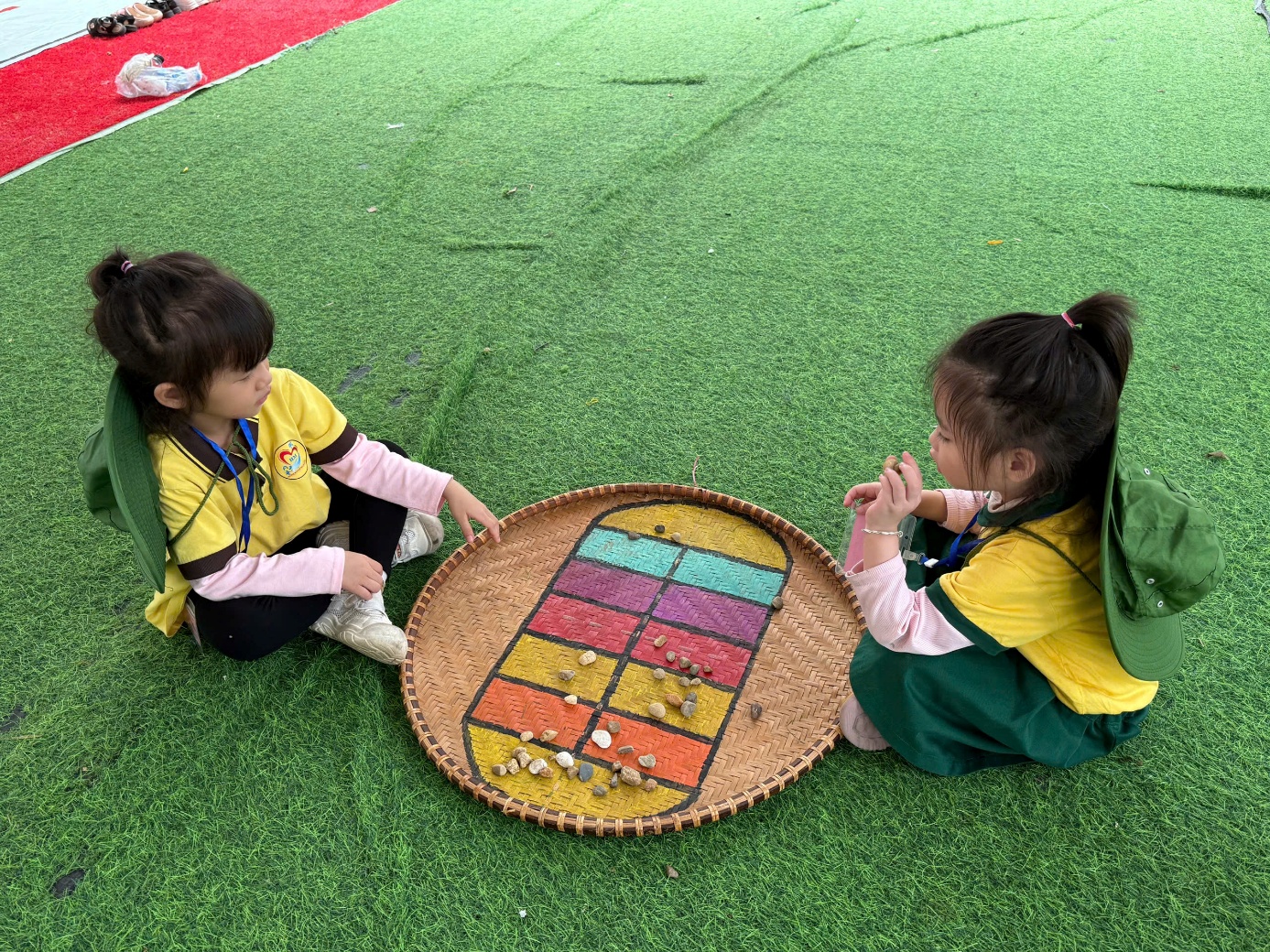 Ảnh có chứa cỏ, sân chơi, trang phục, người
Nội dung do AI tạo ra có thể không chính xác.