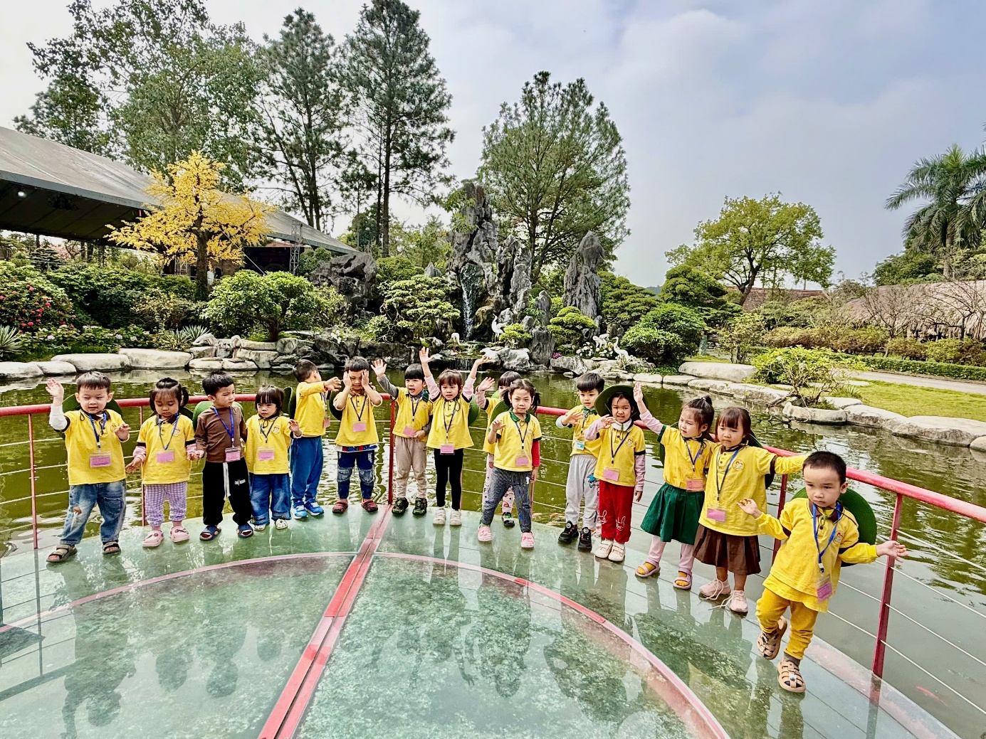 Ảnh có chứa ngoài trời, người, nhóm, bầu trời
Nội dung do AI tạo ra có thể không chính xác.