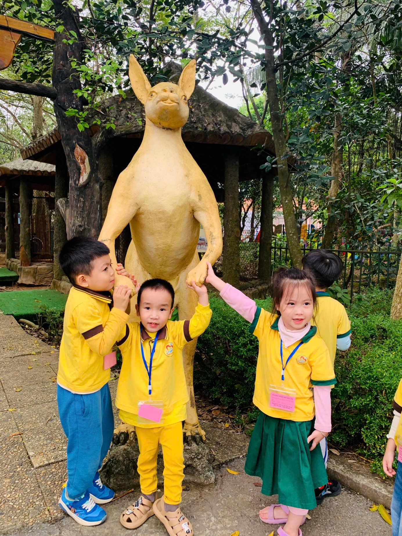 Ảnh có chứa trang phục, người, ngoài trời, thực vật
Nội dung do AI tạo ra có thể không chính xác.
