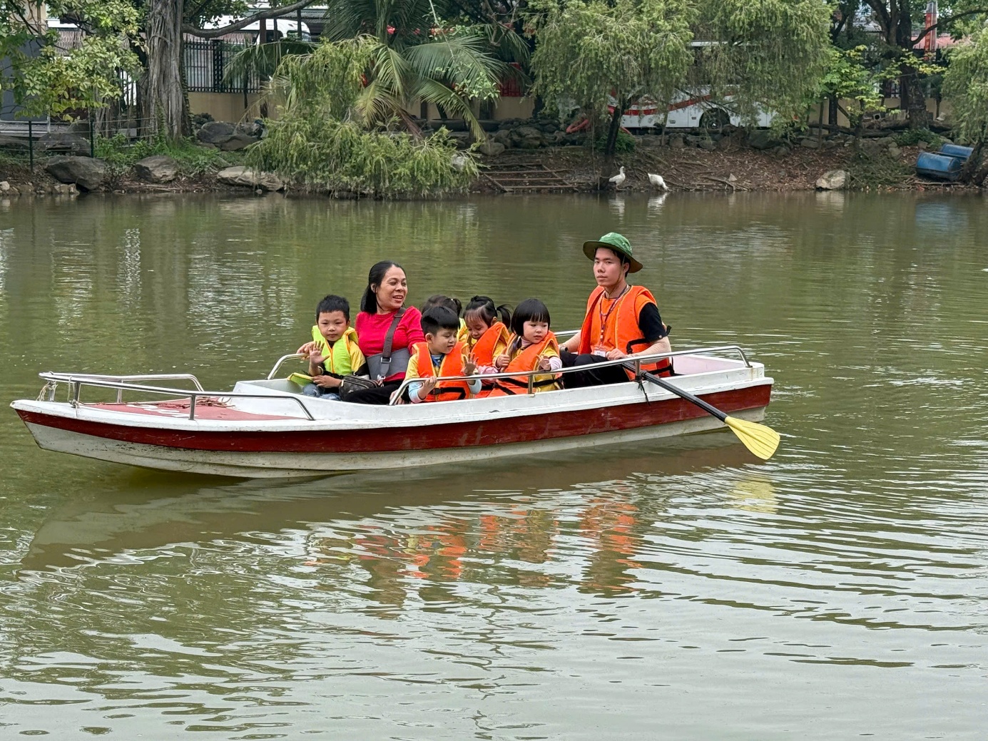 Ảnh có chứa ngoài trời, hồ, nước, phương tiện
Nội dung do AI tạo ra có thể không chính xác.