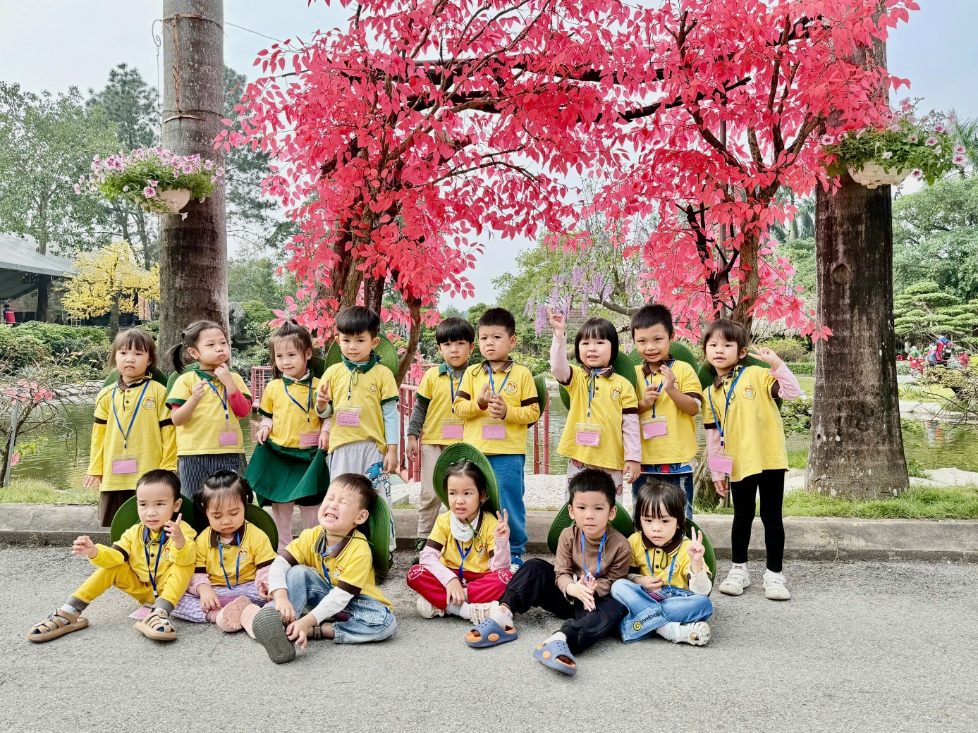 Ảnh có chứa ngoài trời, trang phục, người, cây cối
Nội dung do AI tạo ra có thể không chính xác.