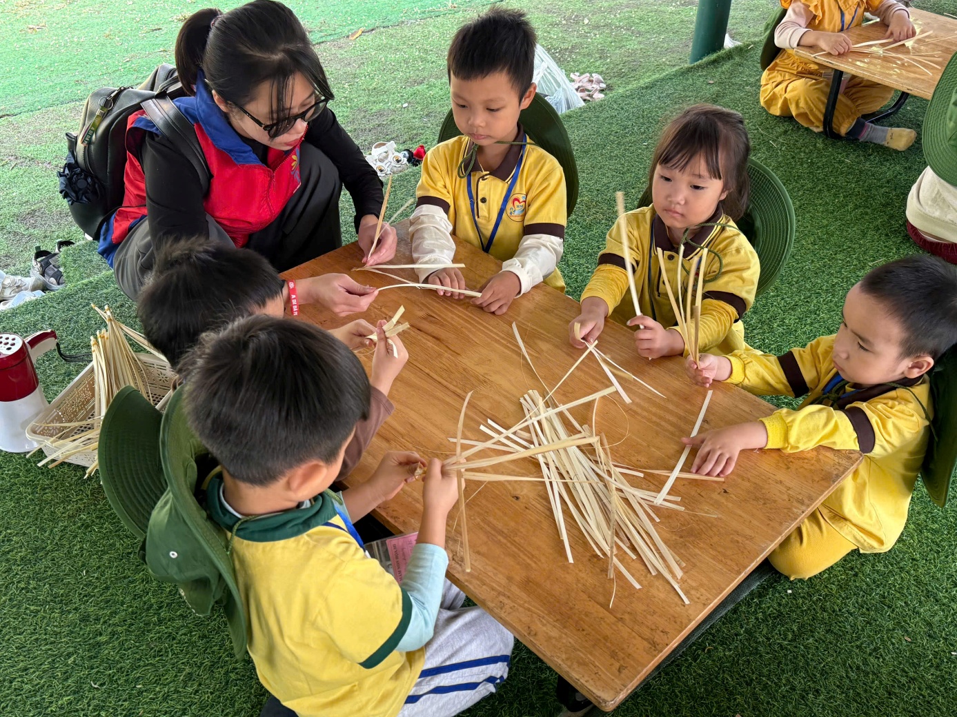 Ảnh có chứa trang phục, người, cỏ, Mặt người
Nội dung do AI tạo ra có thể không chính xác.